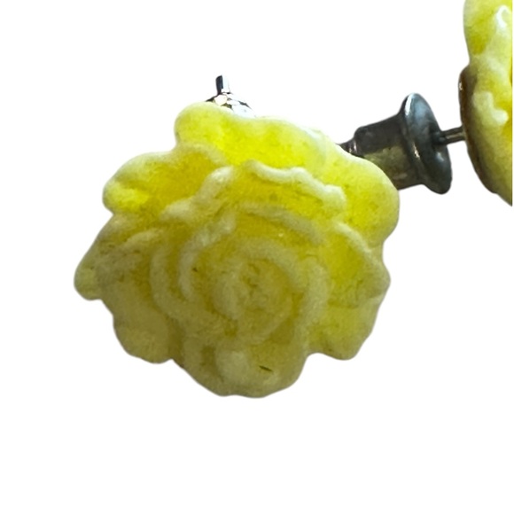 Adorable Vintage Yellow Floral Dainty Earrings Pierced - Picture 7 of 12